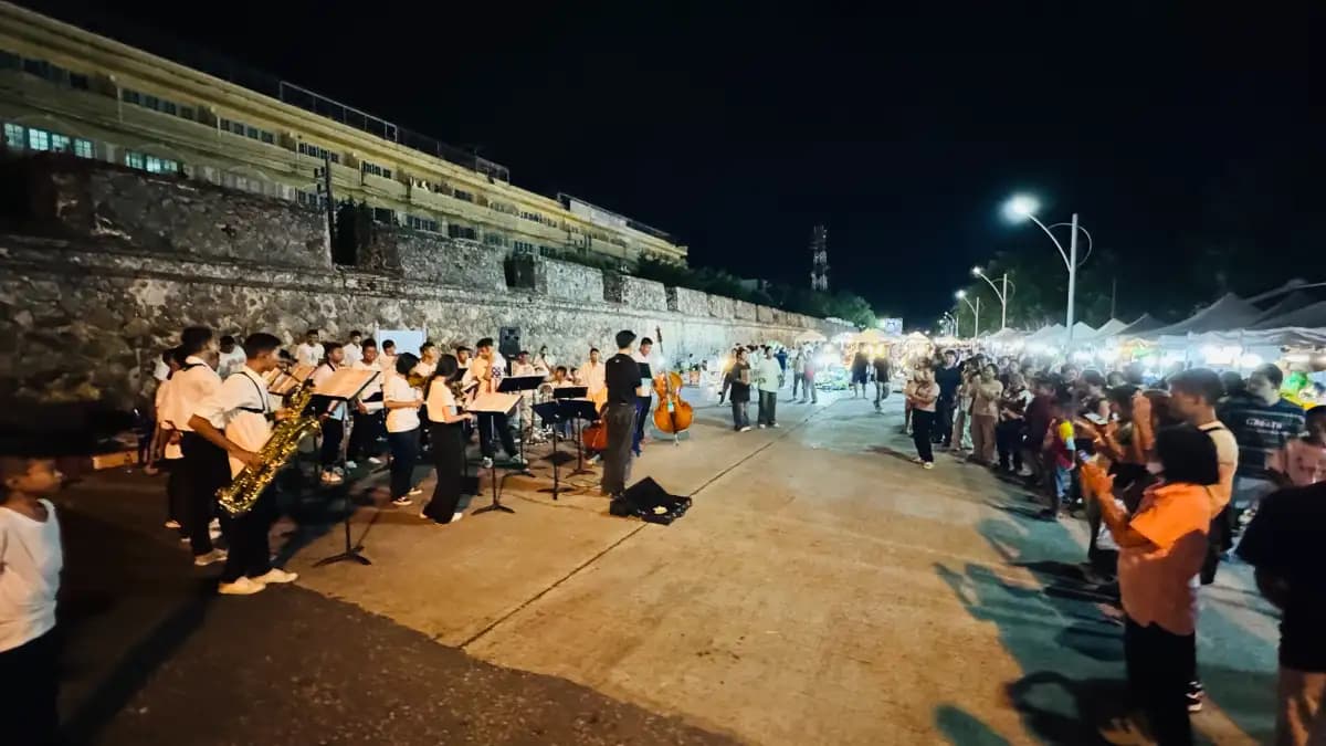 Municipal School 5 (Wat Hua Pom Nok) 管乐团亮相 "Songkhla Tae Raek" Walking Street，圈粉无数