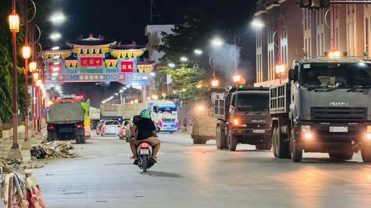 7 days after the floods, HatYai launches a massive overnight cleanup: Dec 4 truck fleets unite to clear towering piles of debris as the city rebuilds