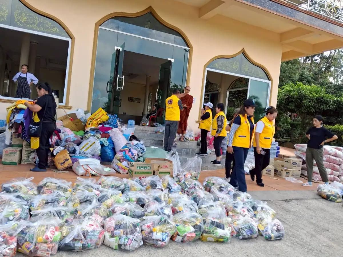 Wat Pa Saeng Tham opens shelter and community kitchen to support HatYai flood victims, mobilizing donations and volunteers from near and far